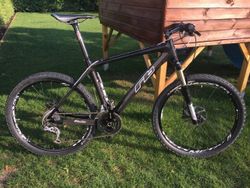 Stavěné velmi lehké celokarbonové 26" MTB kolo.
