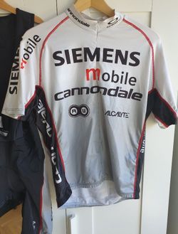 Cyklistický dres a kraťasy od týmu Cannondale Siemens Mobile