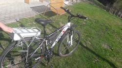 Trekové elektrokolo MRX, Alivio, černo-bilé, 17"