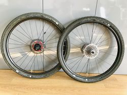 Set MTB zapletených kol na nábojích DT Swiss Hügi 240 a galuskách TUFO XC2 Plus