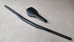 Sedlo Syncros Tofino 1.5 a řidítka Syncros FL1.5 mini Riser