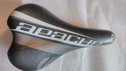 Černé sedlo Velo v šedém designu Apache