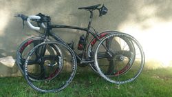 Silniční kolo s výbavou na triatlon