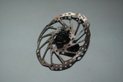 Přední náboj Shimano Deore + 203mm Shimano kotouč