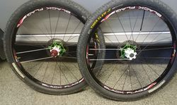 zapletená kola Sun Ringlé - Black flag na Cannondale lefty 26"