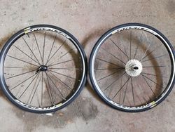 Mavic Aksium.