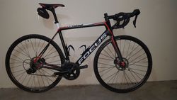 Silniční carbon kolo Focus Cayo disc 105 "L"-57 cm