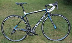 FOCUS Cayo 6.0 - silniční kolo s karbonovým rámem - NOVÉ