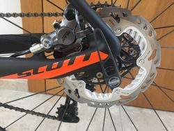 Téměř nové (ujeto jen 500 km) Scott 2015 kolo - SCALE 700 SL, váha jen 8,5kg - 99 500 Kč