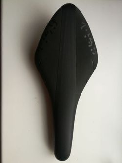 Sedlo Fizik Arione R1 Carbon (Velikost: Regular)
