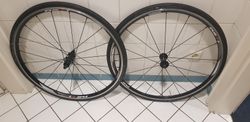Zapletená kola Shimano - WH-RS11 + obutí