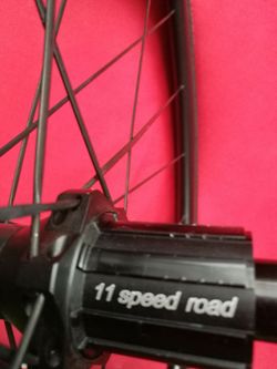 DT Swiss P1800 Spline disc + pneu Continental 4000s II 25mm