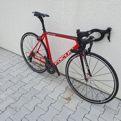 FOCUS Izalco MAX najeto do 200 km (top model rámu - váha 750 g)