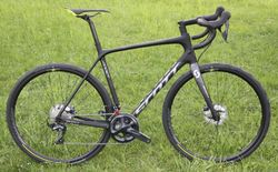 SCOTT Addict Disc (Ultegra nebo 105) - silniční kola s karbonovým rámem - NOVÁ