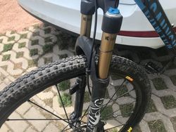 Canyon nerve 9.9. Kola mavic 1530 gramu.