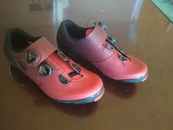 Tretry Shimano SH-XC701 červené, vel.43