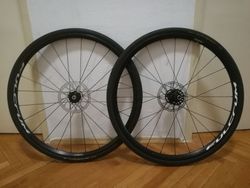 Přední Fulcrum Racing 7 DB (jeté) + zadní Fulcrum Racing 5 DB (nové)