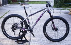 Hbitý teréňák Felt Surplus 30 27,5”+ - REBA, teleskop, Deore, vel. M, NOVÉ, NEJETÉ!!!