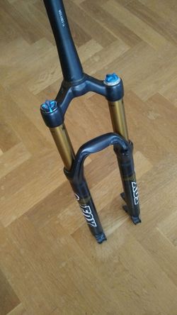 Vidlice, tlumič, kola, brzdy, kliky, řazení, řídítka, představec, hlava - kompletní osazení bez rámu
