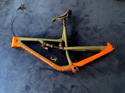 Prodam rám + nějaké komponenty na Enduro kolo Rocky Mountain Instinct BC 2019.
