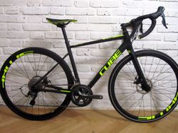CUBE ATTAIN RACE DISC 2019 na Shimano Tiagra 4700. 54 cm.PC 30.000 Kč. Stav nového kola.