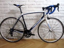 CELO-KARBON MERIDA SCULTURA COMP 904 na Shimano 105, 56 cm. Super stav