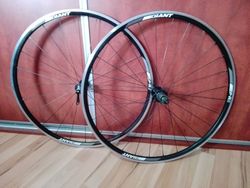 Prodám zapletená kola GIANT PR-2, 622x14, ETRTO