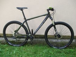29er kolo postavené na rámu Force Epigoni 20", vzduch. vidlice Raidon, řazení Deore 2x10
