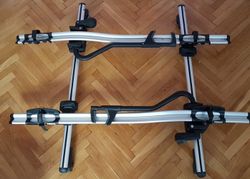 2 Střešní nosiče Thule + příčníky + držáky na hagusy
