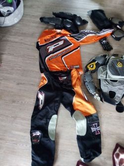 Prodám použité chrániče, dres, kalhoty a další vybavení