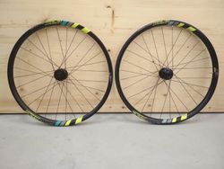 zapletená kola WHYTE Trail Carbon 30, náboje HOPE Pro4 BOOST, ořech xD