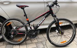 Dětské kolo Trek Superfly 24 Disc - Black/Viper Red