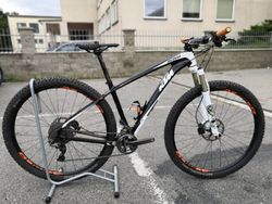 Karbonová raketa KTM Myroon Prime XTR, původní cena 127.490 Kč, váha 9,5kg, 165-180cm