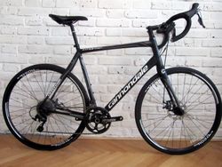 CANNONDALE SYNAPSE DISC 2017 na Shimano 105 5800. 58 cm. Stav nového kola !!!