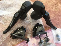 Řadicí a brzdové páky Shimano 105, ST-R7020 + třmeny BR-R7070, nové, bez hadic