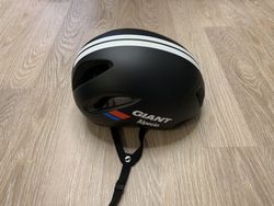 Prodám aero helmu GIANT RIVET TEAM velikost L (59-63 cm) za 1200 Kč