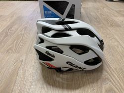 Prodám bílou helmu GIANT REV TEAM velikost L (59-63 cm) za 1200 Kč