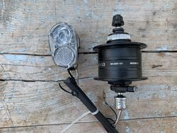 Přední dynamo náboj Shimano DH-3D37-QR včetně světla