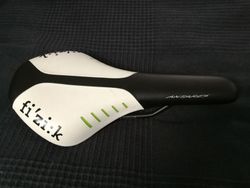 Fizik Antares R5 black/white černé/bílé Fiz:k silniční sedlo závodní Manganese