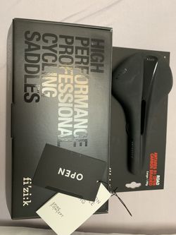 FIZIK Antares R1 Open Large Carbon - Šířka 153mm