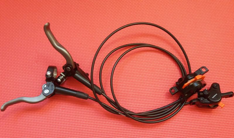 Kompletní set hydraulických brzd SHIMANO MT400 (REZERVACE)