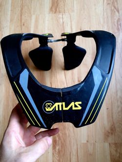 Karbonovy límec Atlas