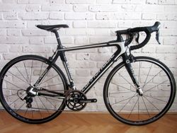 CELO-KARBON CANNONDALE SYNAPSE na Shimano 105, 54 cm. Super stav