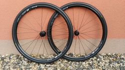 Silniční zapletená kola DT Swiss R470 Disc (pevné osy) + gravel pláště Hutchinson Piranha 2