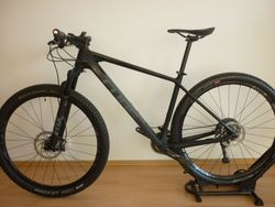 CUBE REACTION C:62 RACE - v 19 - pouze 480km!! komplet XT
