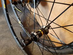 Zapletená kola Mavic Ksyrium Elite UST model 2019, cena 9500,-