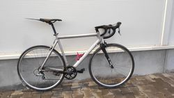 Cestný bicykel na hliníkovom ráme Ctm s karbónovou vidlicou