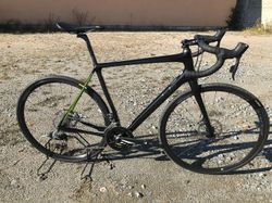 29) Cannondale SYNAPSE CARBON DISC RED eTAP 2018 velikost 56