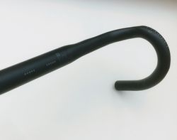 silniční řidítka Bontrager Elite IsoZone VR-CF střed -střed 42cm