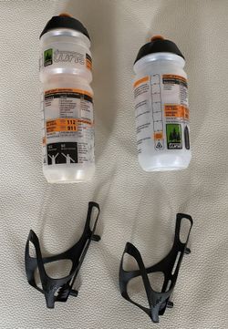 2 ks TOP košíků TUNE Wasserträger MTB Carbon Bottle Cage vč. bidonů.